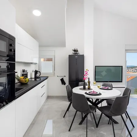 Apartman Palavra - With Amazing Sea Views And Heated Pool