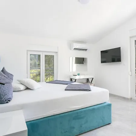 Apartman Palavra - With Amazing Sea Views And Heated Pool *