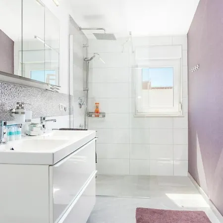 Apartman Palavra - With Amazing Sea Views And Heated Pool Trogir