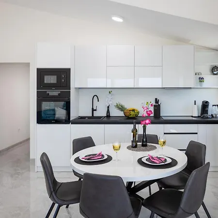 Apartman Palavra - With Amazing Sea Views And Heated Pool *