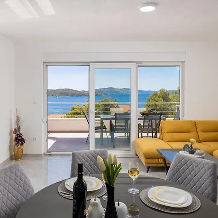 Apartman Palavra - With Amazing Sea Views And Heated Pool Trogir
