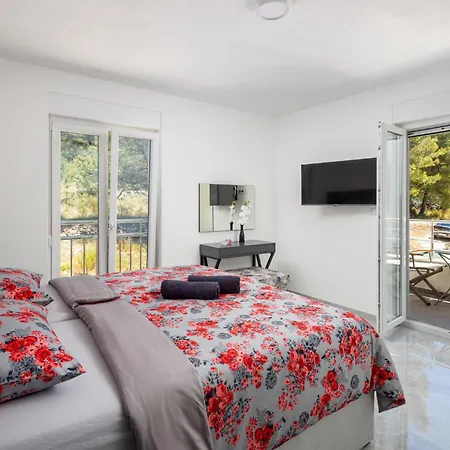 Apartman Palavra - With Amazing Sea Views And Heated Pool