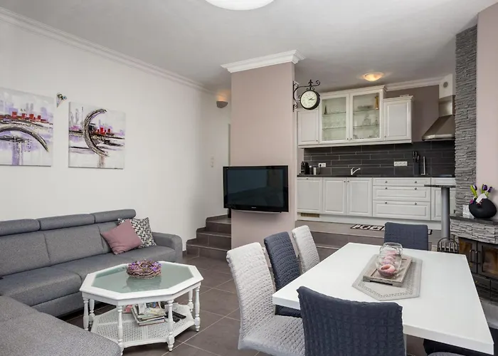 Apartment Palavra - With Amazing Sea Views And Heated Pool Trogir