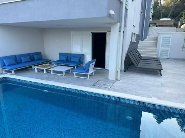 Palavra - With Amazing Sea Views And Heated Pool Apartment Trogir