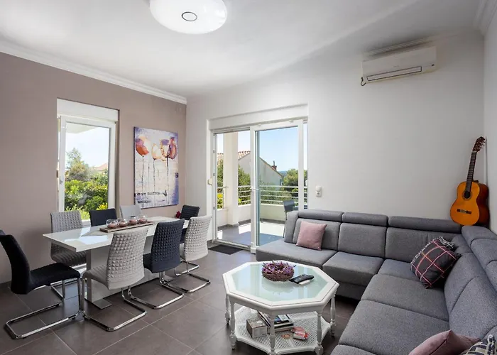 Palavra - With Amazing Sea Views And Heated Pool Apartment Trogir