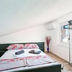 Palavra - With Amazing Sea Views And Heated Pool Lägenhet Trogir