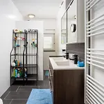 Lägenhet Palavra - With Amazing Sea Views And Heated Pool Trogir