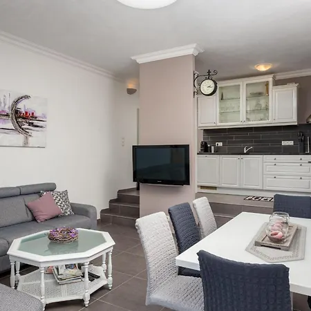 Lägenhet Palavra - With Amazing Sea Views And Heated Pool Trogir