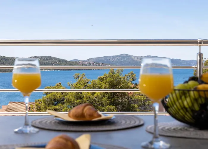 Palavra - With Amazing Sea Views And Heated Pool Appartement Trogir
